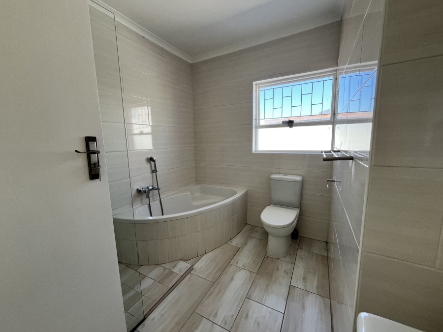 4 Bedroom Property for Sale in Bloubergrant Western Cape